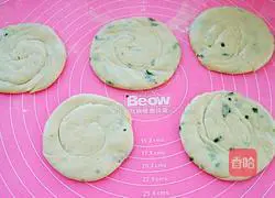 Illustration of how to make scallion pancakes 13