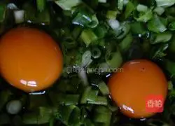 Illustration of how to make green onion and egg pancakes 2
