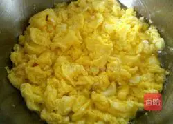 Illustration of how to make leek, egg and dried rice pie 3