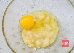 Illustration of how to make banana egg pancake 3