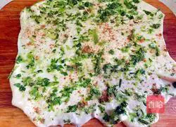 Illustration of how to make green onion layer cake 4
