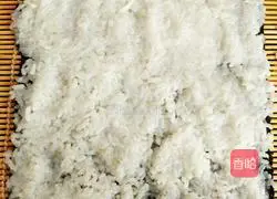 Illustration of how to make meat floss and egg sushi 5