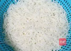 Illustration of how to make fried rice noodles with meat patties and eggs 2