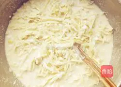Illustration of how to make golden potato shredded pancake 3