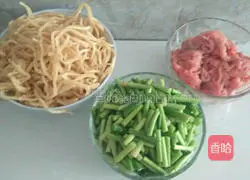 Illustration of how to make stir-fried pancakes with shredded pork and garlic moss 1