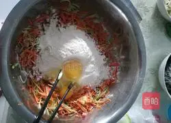 Illustration of how to make melon, carrot and ham pancakes 2