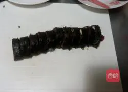 Illustration of how to make tomato, caviar and purple rice sushi 11