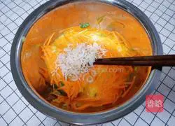 Illustration of how to make carrot and shrimp skin egg pancake 5