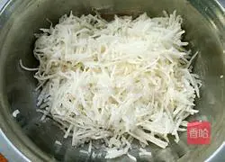 Illustration of how to make purple cabbage and radish cake 1