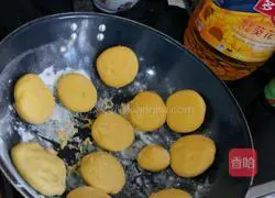 Illustration of how to make steamed glutinous rice flour pumpkin cakes 5
