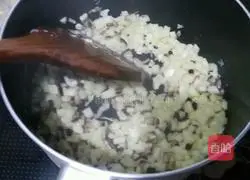 Illustration of how to make mushroom and diced meat pie 9