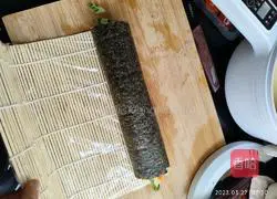 Illustration of how to make sushi rolls 8