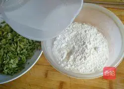 Illustration of how to make fried sophora flower cake 2