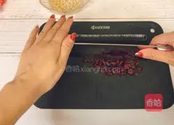 Illustration of how to make cranberry soufflé 2