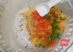 Illustration of how to make egg and potato pancakes 4