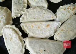 Illustration of how to make chive pancake 10