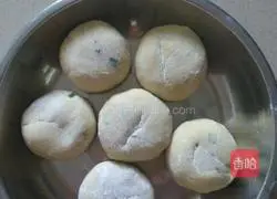 Illustration of how to make sweet potato and scallion pancakes 4