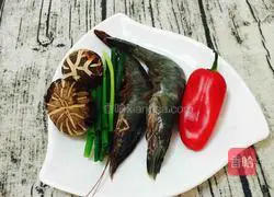 Illustration of making mushroom and shrimp loofah pancakes 2