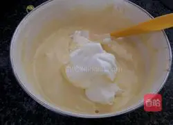 Illustration of how to make orange jam cake roll 10