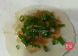 Illustration of how to make fried onion cake 4