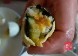 Illustration of how to make salted duck egg and cucumber sushi 4