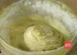 Illustration of how to make egg white crisps 5