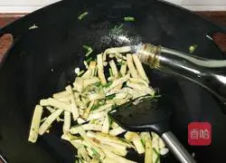 Stir-fry the green onions Fish cake recipe 12