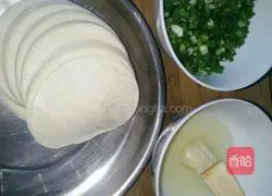 Illustration of how to make dumpling skin scallion pancake 1