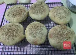 Illustration of how to make Tangshan specialty sesame cakes 11