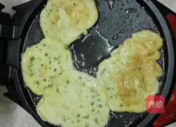 Illustration of how to make egg pancakes 3