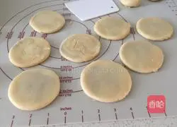 Illustration of how to make shortbread with red bean paste filling 10