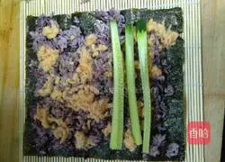 Illustration of how to make black rice meat floss sushi 3