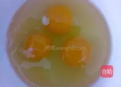 Illustration of how to make banana egg pancakes 4