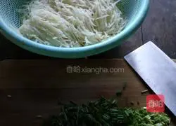 Illustration of how to make potato pancakes 1