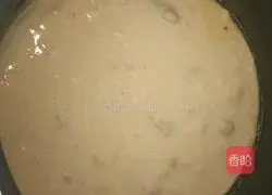 Illustration of how to make banana egg pancake 4