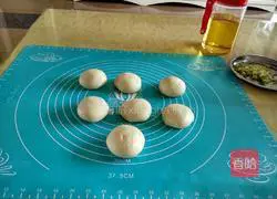 Illustration of how to make scallion pancake 4