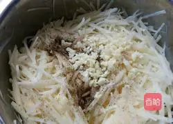 Illustration of how to make pan-fried potato pancakes 3