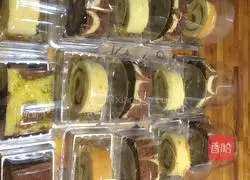 Illustration of how to make colorful cake rolls 12