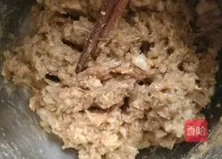 Illustration of how to make cumin beef crispy biscuits 6