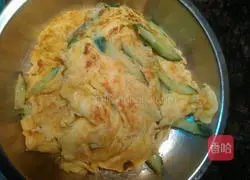 Illustration of how to make cucumber egg pancake 4