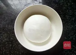 Illustration of how to decorate a double-layered light cream cake with fondant 5