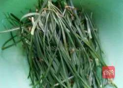 Illustration of how to make egg and leek pancakes 1