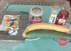 Illustration of how to make meat floss, banana and cucumber sushi 1