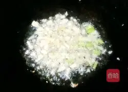 Illustration of how to make fried rice noodles with meat patties and eggs 10