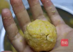 Illustration of making salted egg yolk flavor peanut cake 4