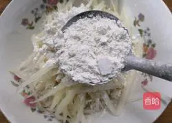 Illustration of how to make egg lotus root cake 4