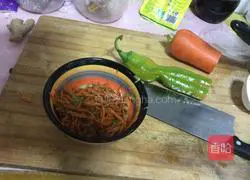 Illustration of how to make carrot and green pepper pancakes 4