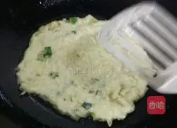 Illustration of how to make potato egg pancake 3