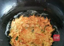 Golden Dadi - Illustration of how to make egg potato pancakes 4