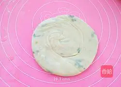 Illustration of how to make scallion pancakes 12